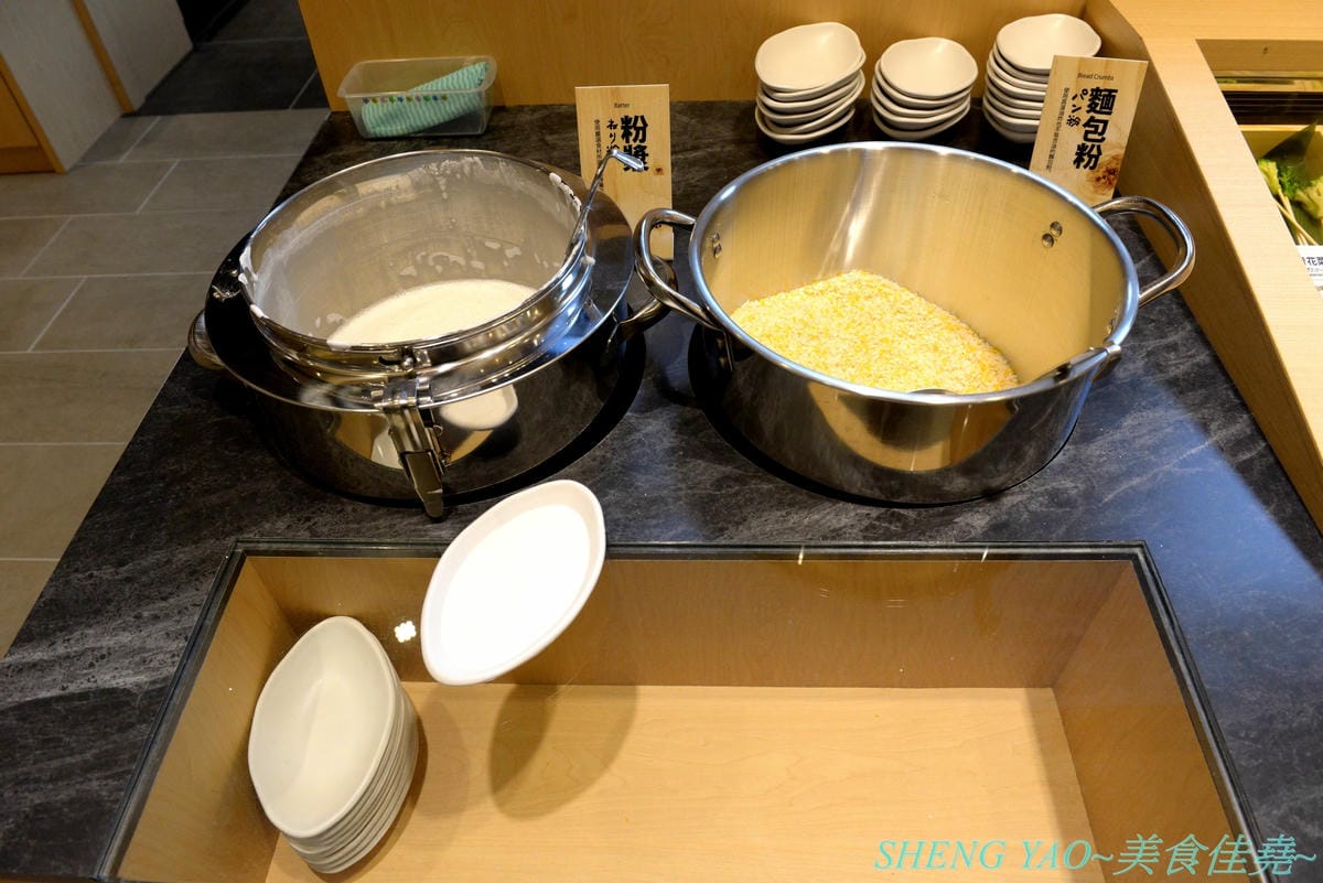 [台中梧棲]串家物語 台中港店 – 來自大阪的人氣串炸店,台灣第二家分店,主打肉品、海鮮、蔬菜等30種串炸吃到飽,自己動手炸挺有樂趣的,店內自助吧也很有水準,吃完衣服沒有油煙味很神奇。