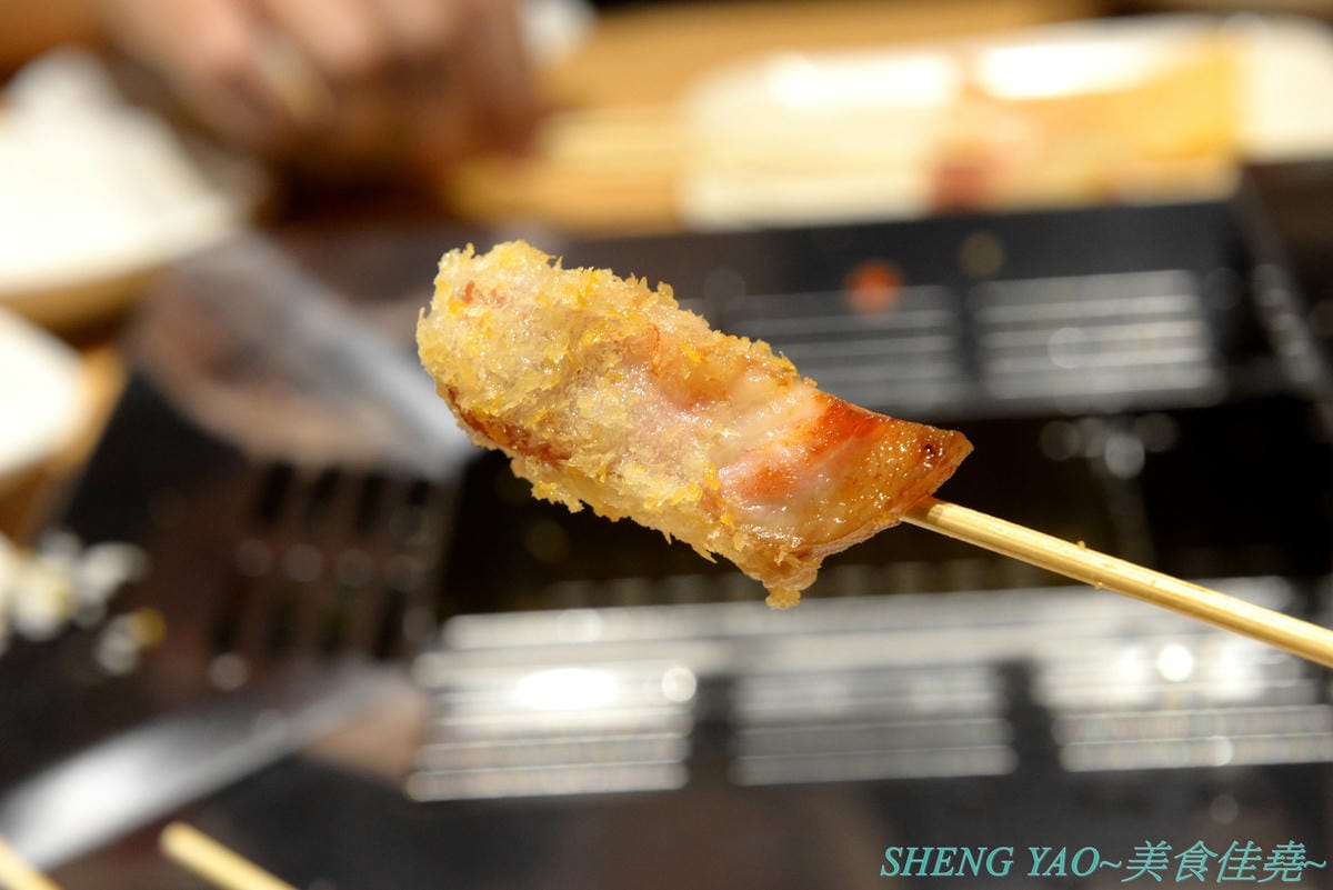 [台中梧棲]串家物語 台中港店 – 來自大阪的人氣串炸店,台灣第二家分店,主打肉品、海鮮、蔬菜等30種串炸吃到飽,自己動手炸挺有樂趣的,店內自助吧也很有水準,吃完衣服沒有油煙味很神奇。
