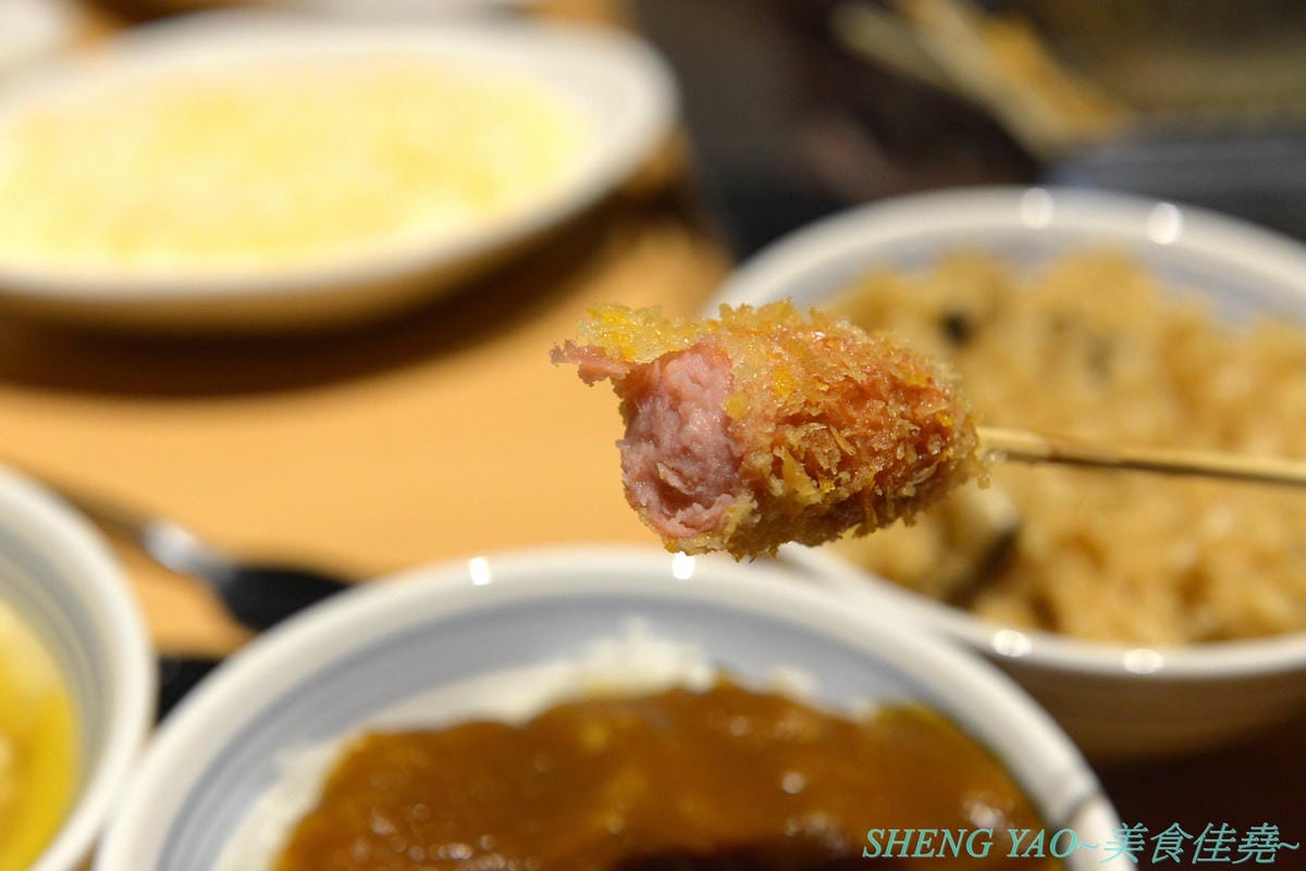 [台中梧棲]串家物語 台中港店 – 來自大阪的人氣串炸店,台灣第二家分店,主打肉品、海鮮、蔬菜等30種串炸吃到飽,自己動手炸挺有樂趣的,店內自助吧也很有水準,吃完衣服沒有油煙味很神奇。