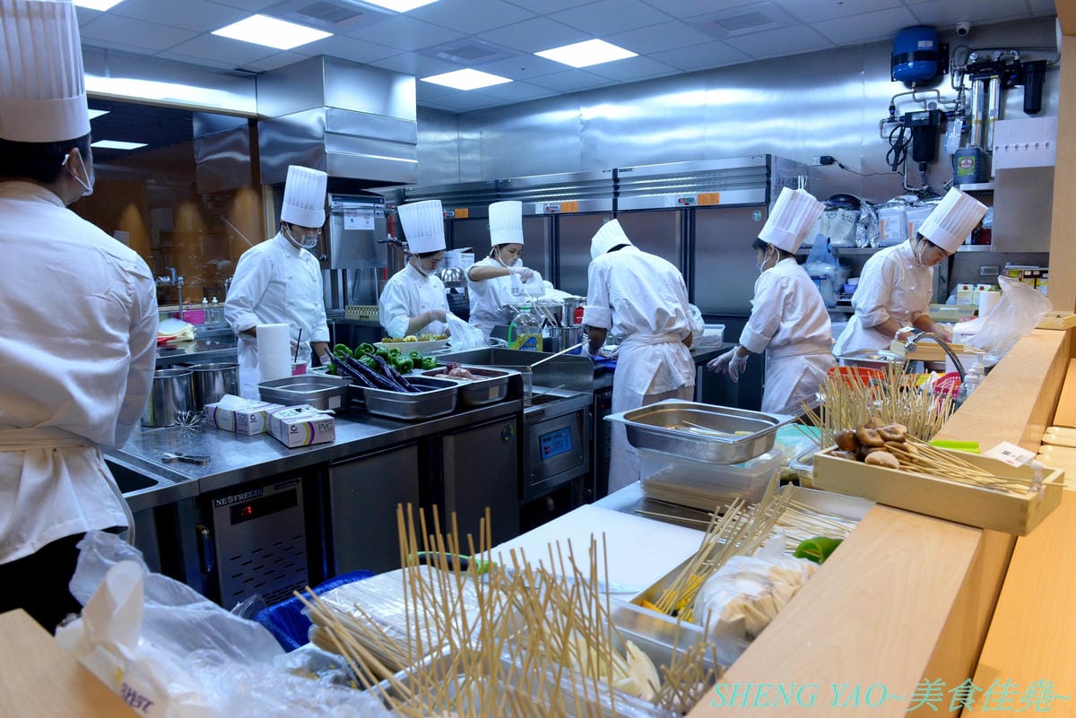 [台中梧棲]串家物語 台中港店 – 來自大阪的人氣串炸店,台灣第二家分店,主打肉品、海鮮、蔬菜等30種串炸吃到飽,自己動手炸挺有樂趣的,店內自助吧也很有水準,吃完衣服沒有油煙味很神奇。