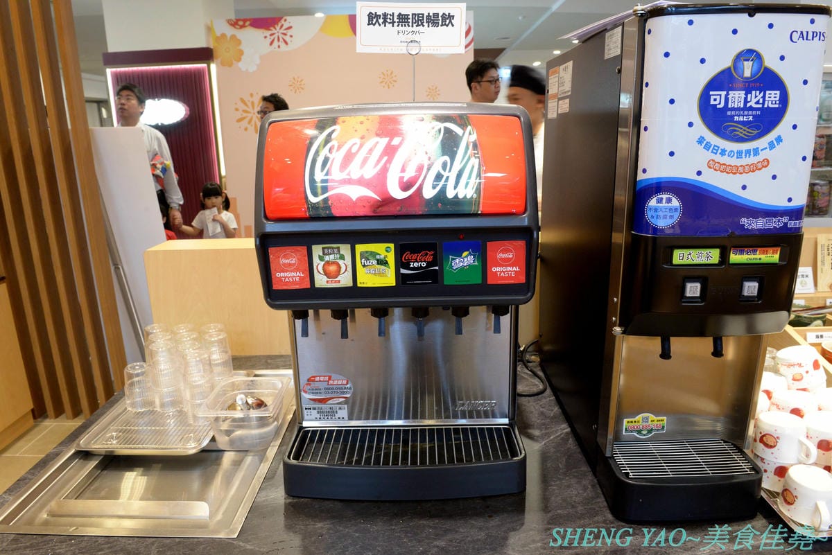 [台中梧棲]串家物語 台中港店 – 來自大阪的人氣串炸店,台灣第二家分店,主打肉品、海鮮、蔬菜等30種串炸吃到飽,自己動手炸挺有樂趣的,店內自助吧也很有水準,吃完衣服沒有油煙味很神奇。