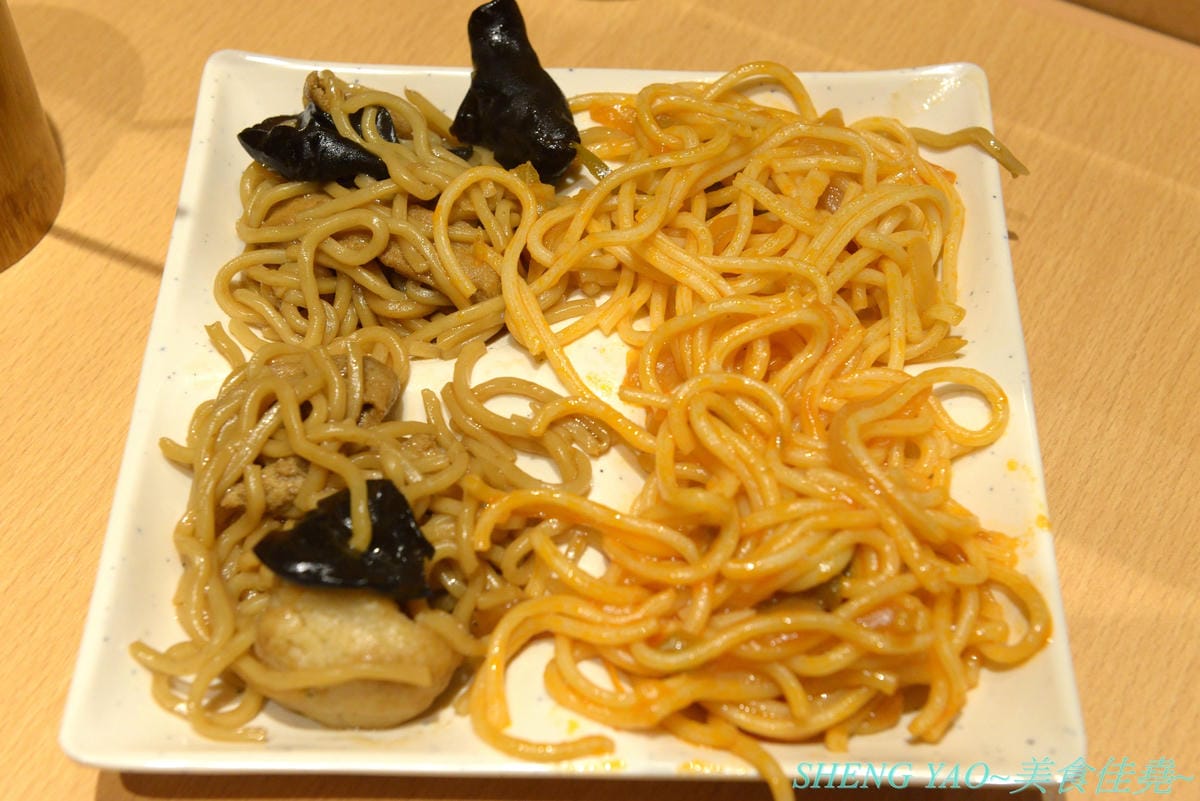 [台中梧棲]串家物語 台中港店 – 來自大阪的人氣串炸店,台灣第二家分店,主打肉品、海鮮、蔬菜等30種串炸吃到飽,自己動手炸挺有樂趣的,店內自助吧也很有水準,吃完衣服沒有油煙味很神奇。