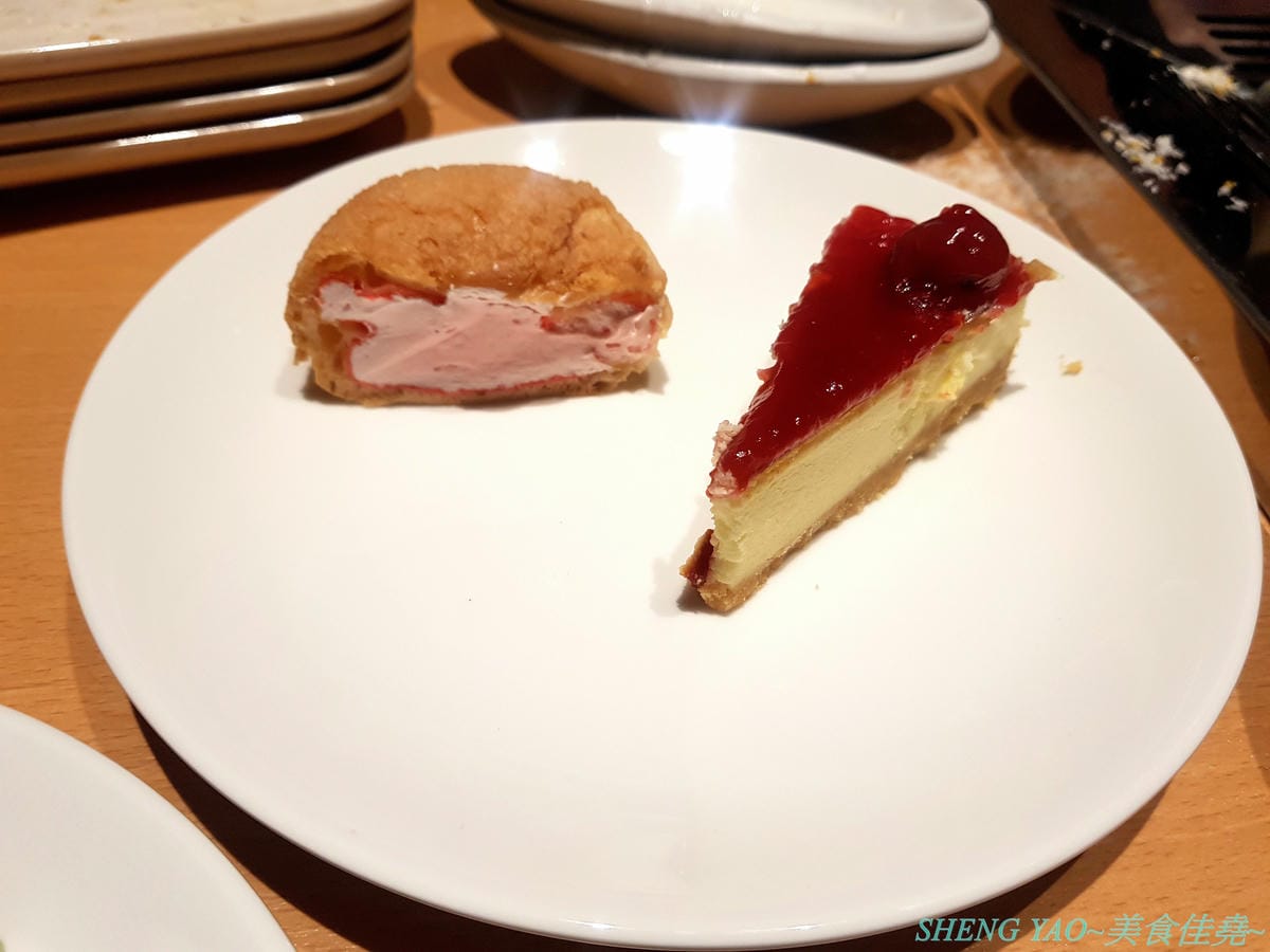 [台中梧棲]串家物語 台中港店 – 來自大阪的人氣串炸店,台灣第二家分店,主打肉品、海鮮、蔬菜等30種串炸吃到飽,自己動手炸挺有樂趣的,店內自助吧也很有水準,吃完衣服沒有油煙味很神奇。