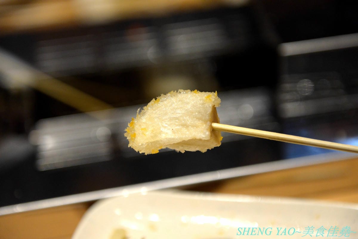 [台中梧棲]串家物語 台中港店 – 來自大阪的人氣串炸店,台灣第二家分店,主打肉品、海鮮、蔬菜等30種串炸吃到飽,自己動手炸挺有樂趣的,店內自助吧也很有水準,吃完衣服沒有油煙味很神奇。