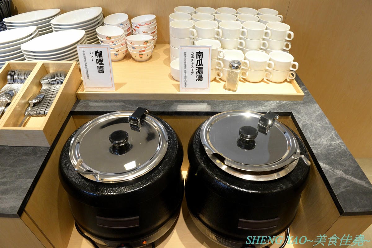 [台中梧棲]串家物語 台中港店 – 來自大阪的人氣串炸店,台灣第二家分店,主打肉品、海鮮、蔬菜等30種串炸吃到飽,自己動手炸挺有樂趣的,店內自助吧也很有水準,吃完衣服沒有油煙味很神奇。