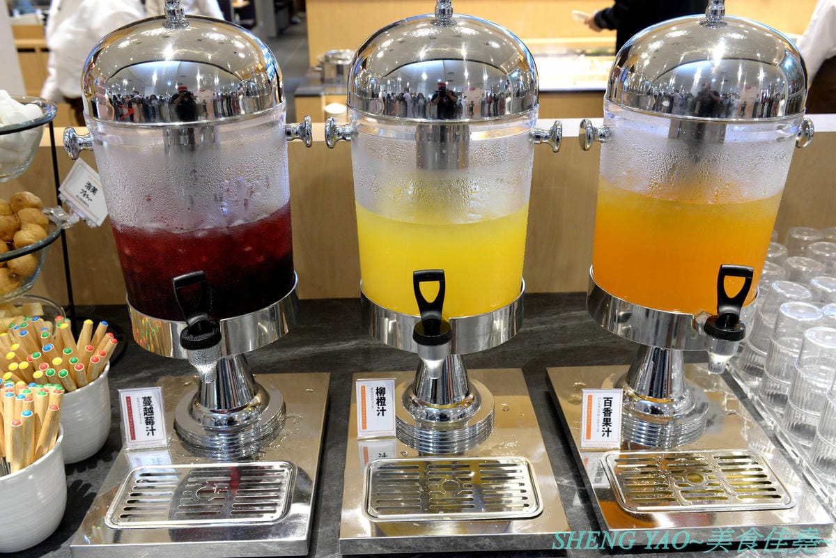 [台中梧棲]串家物語 台中港店 – 來自大阪的人氣串炸店,台灣第二家分店,主打肉品、海鮮、蔬菜等30種串炸吃到飽,自己動手炸挺有樂趣的,店內自助吧也很有水準,吃完衣服沒有油煙味很神奇。