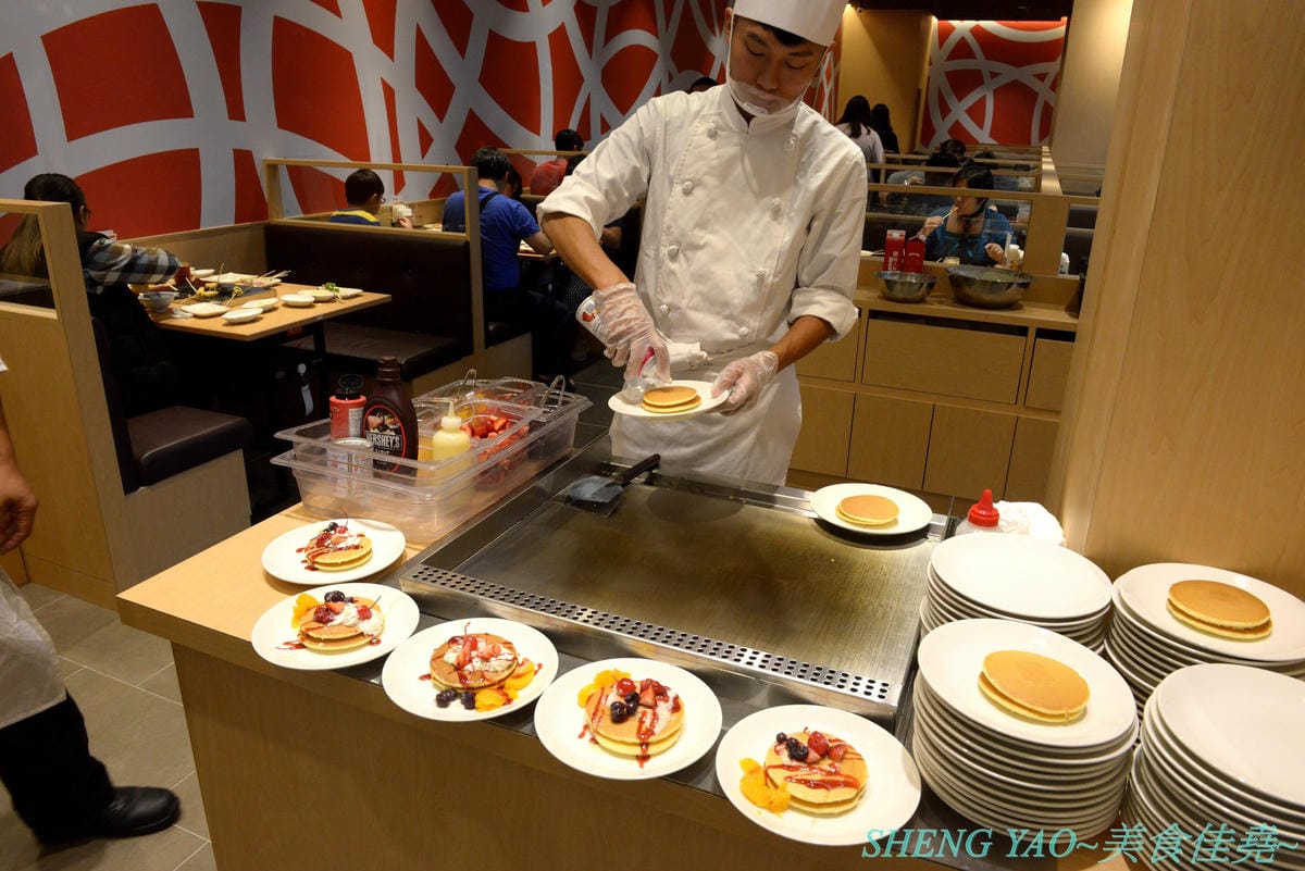 [台中梧棲]串家物語 台中港店 – 來自大阪的人氣串炸店,台灣第二家分店,主打肉品、海鮮、蔬菜等30種串炸吃到飽,自己動手炸挺有樂趣的,店內自助吧也很有水準,吃完衣服沒有油煙味很神奇。