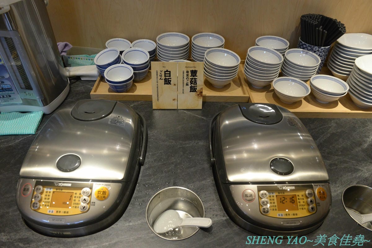 [台中梧棲]串家物語 台中港店 – 來自大阪的人氣串炸店,台灣第二家分店,主打肉品、海鮮、蔬菜等30種串炸吃到飽,自己動手炸挺有樂趣的,店內自助吧也很有水準,吃完衣服沒有油煙味很神奇。