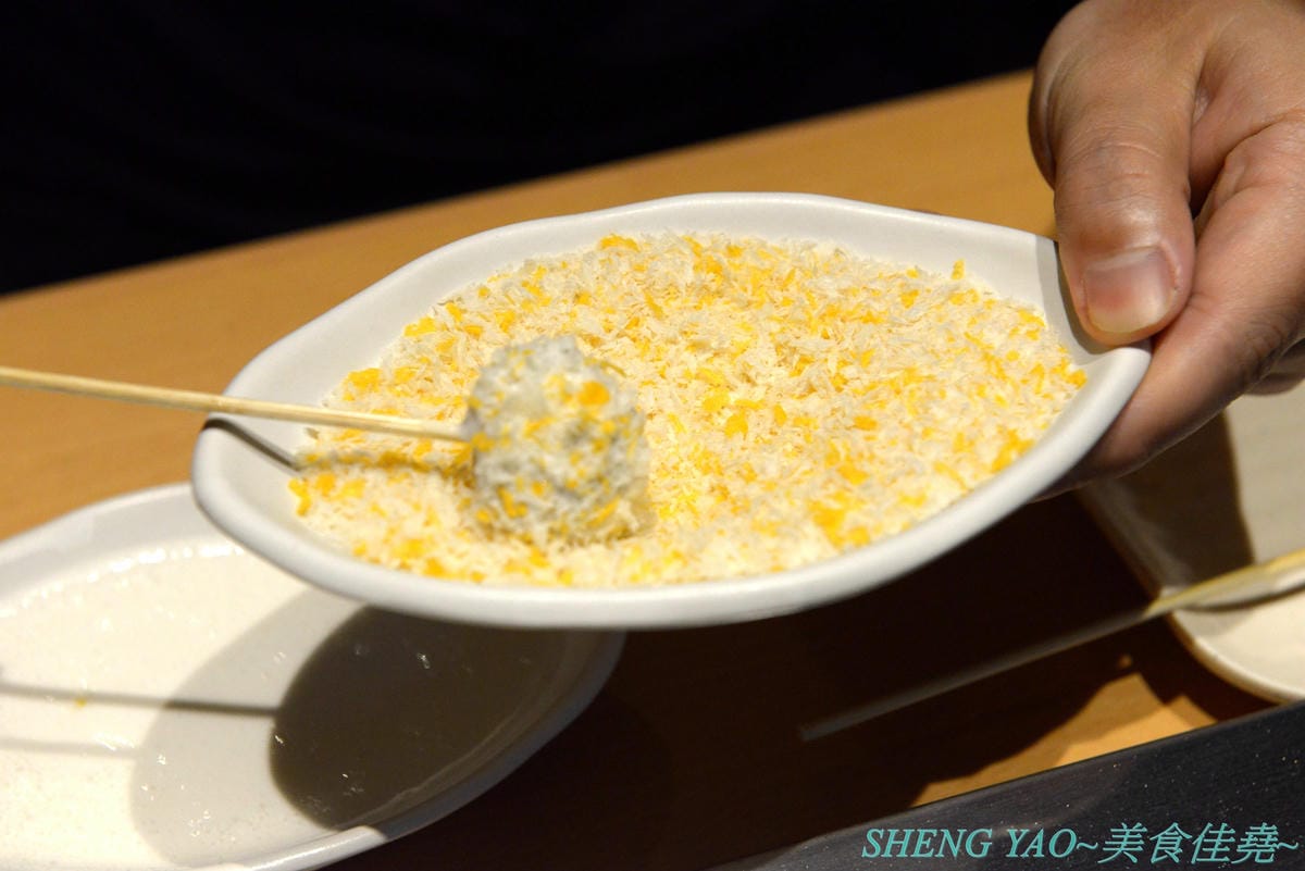 [台中梧棲]串家物語 台中港店 – 來自大阪的人氣串炸店,台灣第二家分店,主打肉品、海鮮、蔬菜等30種串炸吃到飽,自己動手炸挺有樂趣的,店內自助吧也很有水準,吃完衣服沒有油煙味很神奇。