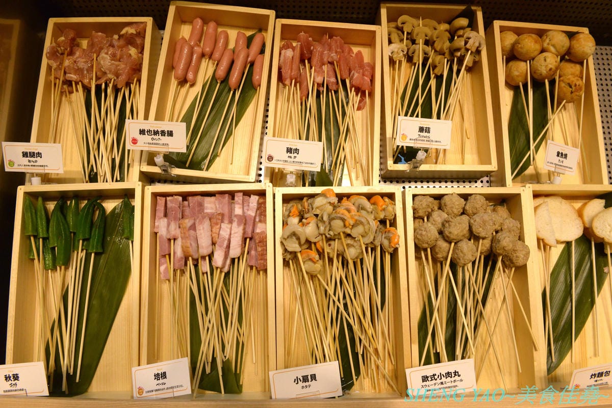 [台中梧棲]串家物語 台中港店 – 來自大阪的人氣串炸店,台灣第二家分店,主打肉品、海鮮、蔬菜等30種串炸吃到飽,自己動手炸挺有樂趣的,店內自助吧也很有水準,吃完衣服沒有油煙味很神奇。