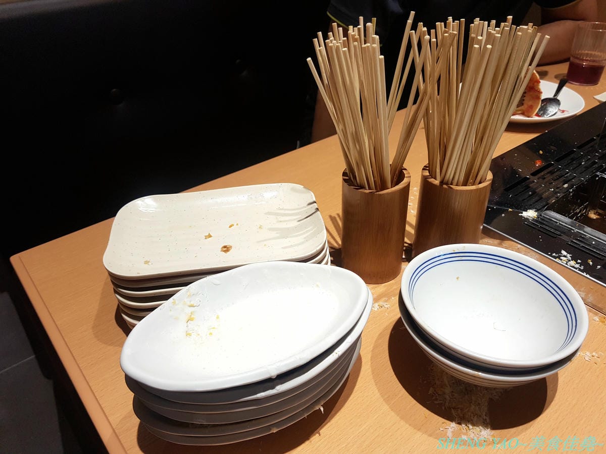 [台中梧棲]串家物語 台中港店 – 來自大阪的人氣串炸店,台灣第二家分店,主打肉品、海鮮、蔬菜等30種串炸吃到飽,自己動手炸挺有樂趣的,店內自助吧也很有水準,吃完衣服沒有油煙味很神奇。
