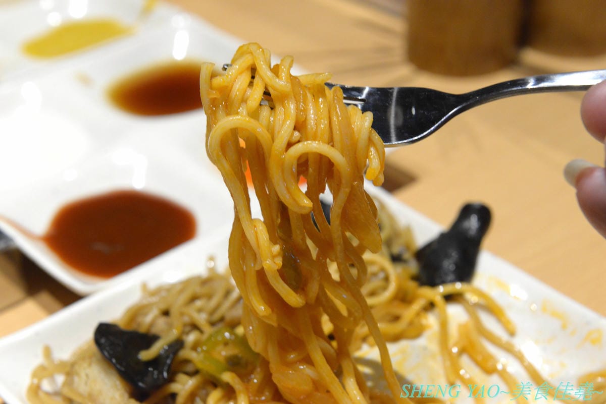 [台中梧棲]串家物語 台中港店 – 來自大阪的人氣串炸店,台灣第二家分店,主打肉品、海鮮、蔬菜等30種串炸吃到飽,自己動手炸挺有樂趣的,店內自助吧也很有水準,吃完衣服沒有油煙味很神奇。