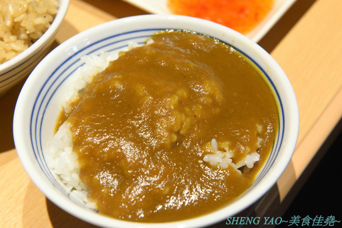 [台中梧棲]串家物語 台中港店 – 來自大阪的人氣串炸店,台灣第二家分店,主打肉品、海鮮、蔬菜等30種串炸吃到飽,自己動手炸挺有樂趣的,店內自助吧也很有水準,吃完衣服沒有油煙味很神奇。