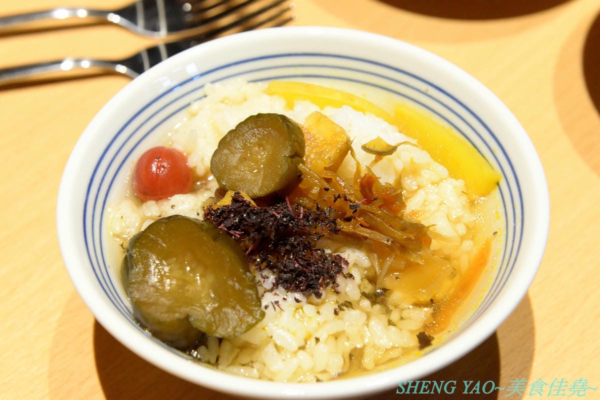 [台中梧棲]串家物語 台中港店 – 來自大阪的人氣串炸店,台灣第二家分店,主打肉品、海鮮、蔬菜等30種串炸吃到飽,自己動手炸挺有樂趣的,店內自助吧也很有水準,吃完衣服沒有油煙味很神奇。