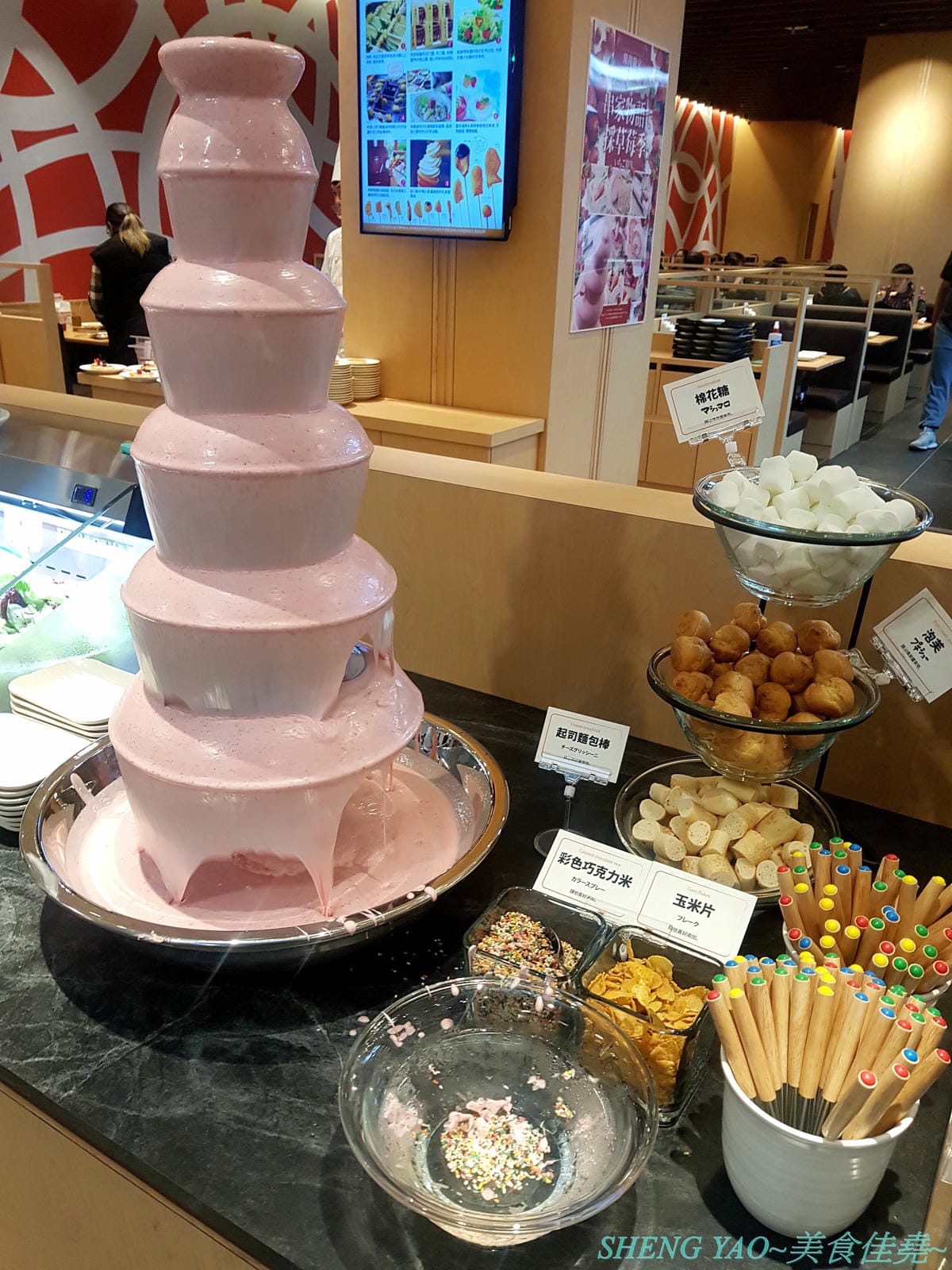 [台中梧棲]串家物語 台中港店 – 來自大阪的人氣串炸店,台灣第二家分店,主打肉品、海鮮、蔬菜等30種串炸吃到飽,自己動手炸挺有樂趣的,店內自助吧也很有水準,吃完衣服沒有油煙味很神奇。