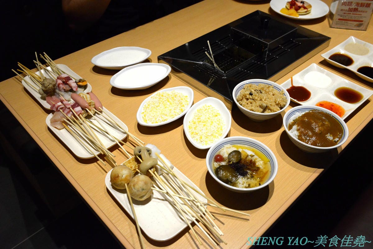 [台中梧棲]串家物語 台中港店 – 來自大阪的人氣串炸店,台灣第二家分店,主打肉品、海鮮、蔬菜等30種串炸吃到飽,自己動手炸挺有樂趣的,店內自助吧也很有水準,吃完衣服沒有油煙味很神奇。