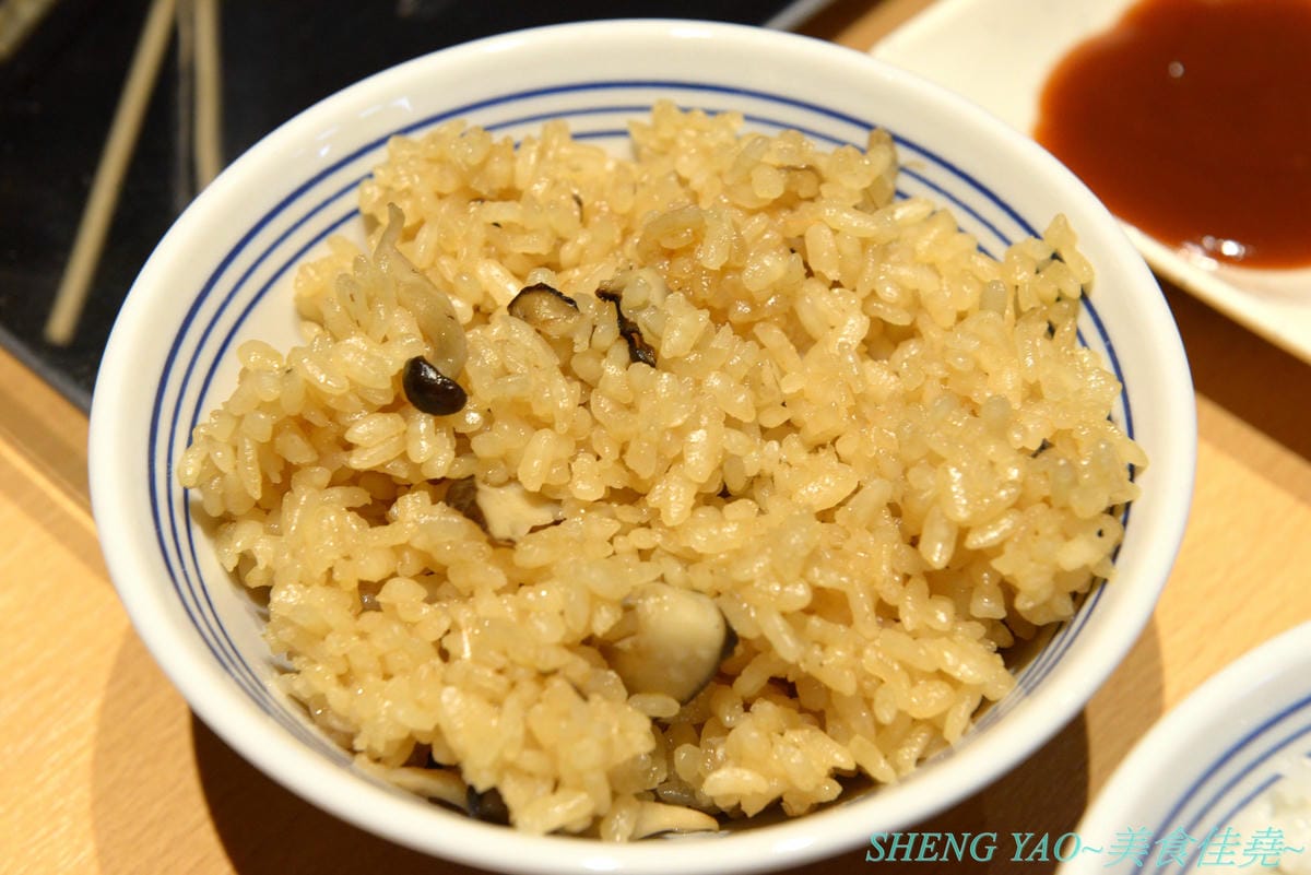 [台中梧棲]串家物語 台中港店 – 來自大阪的人氣串炸店,台灣第二家分店,主打肉品、海鮮、蔬菜等30種串炸吃到飽,自己動手炸挺有樂趣的,店內自助吧也很有水準,吃完衣服沒有油煙味很神奇。