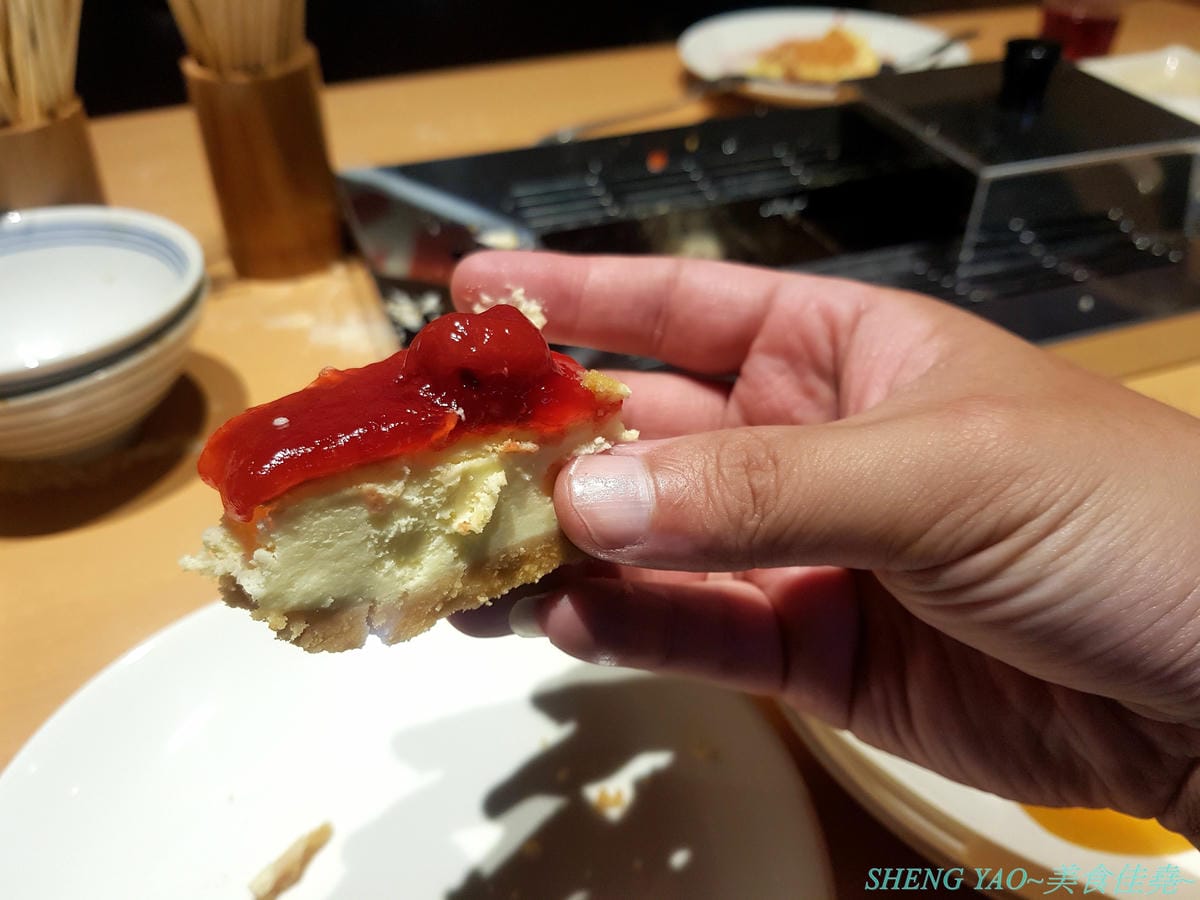 [台中梧棲]串家物語 台中港店 – 來自大阪的人氣串炸店,台灣第二家分店,主打肉品、海鮮、蔬菜等30種串炸吃到飽,自己動手炸挺有樂趣的,店內自助吧也很有水準,吃完衣服沒有油煙味很神奇。