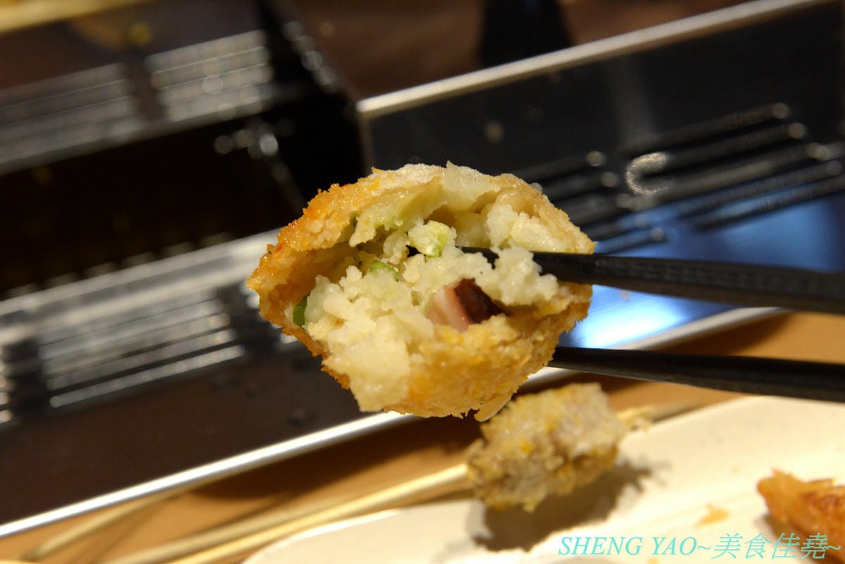[台中梧棲]串家物語 台中港店 – 來自大阪的人氣串炸店,台灣第二家分店,主打肉品、海鮮、蔬菜等30種串炸吃到飽,自己動手炸挺有樂趣的,店內自助吧也很有水準,吃完衣服沒有油煙味很神奇。