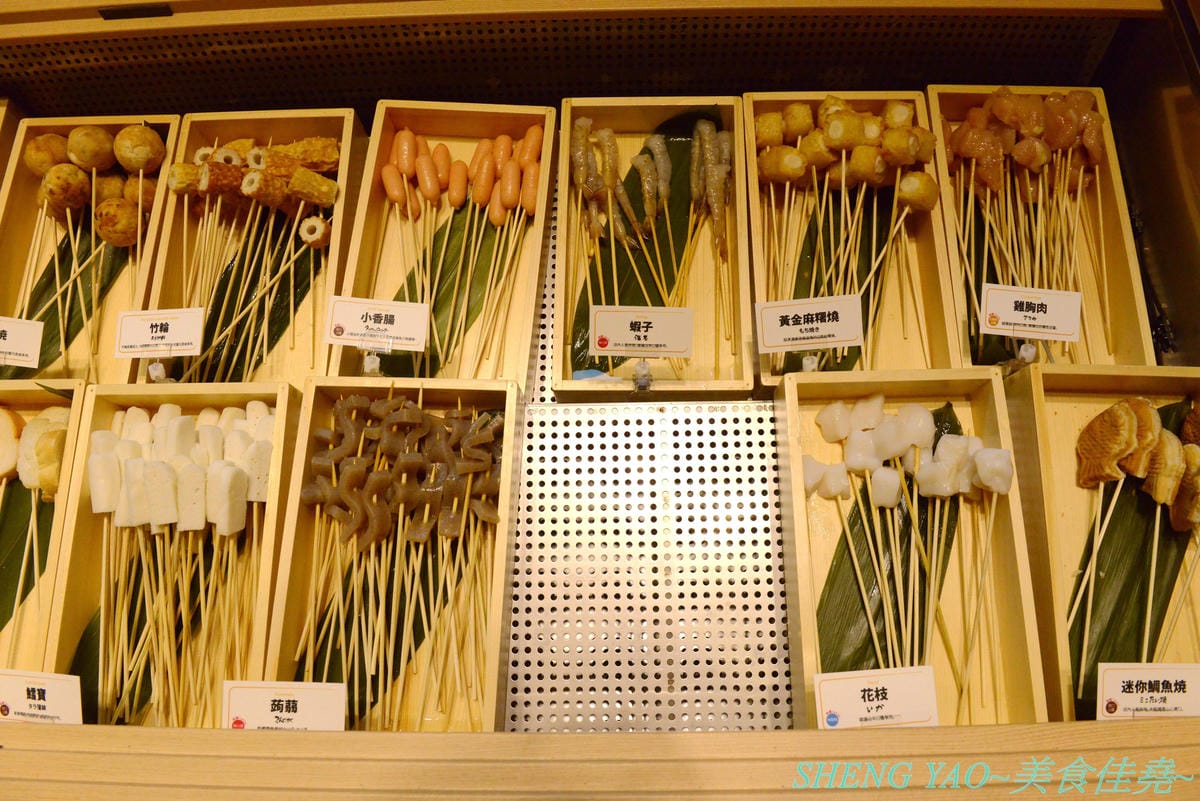 [台中梧棲]串家物語 台中港店 – 來自大阪的人氣串炸店,台灣第二家分店,主打肉品、海鮮、蔬菜等30種串炸吃到飽,自己動手炸挺有樂趣的,店內自助吧也很有水準,吃完衣服沒有油煙味很神奇。