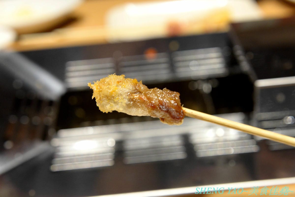 [台中梧棲]串家物語 台中港店 – 來自大阪的人氣串炸店,台灣第二家分店,主打肉品、海鮮、蔬菜等30種串炸吃到飽,自己動手炸挺有樂趣的,店內自助吧也很有水準,吃完衣服沒有油煙味很神奇。