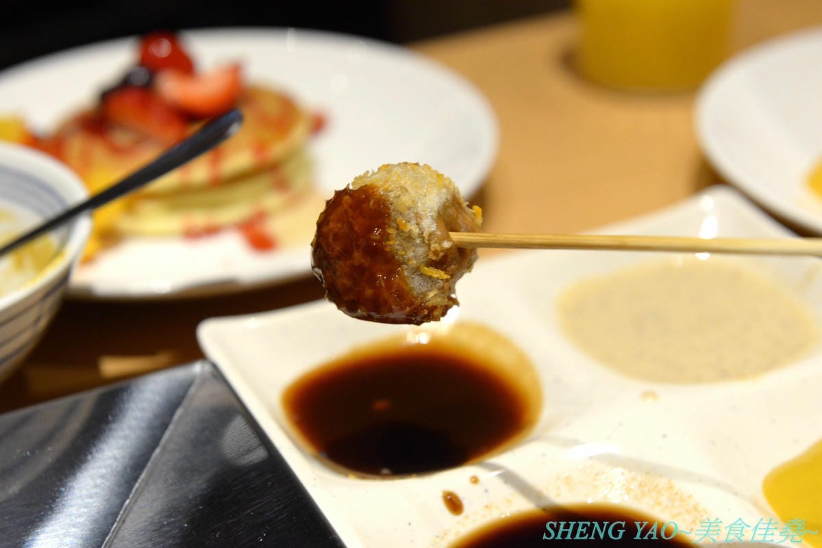 [台中梧棲]串家物語 台中港店 – 來自大阪的人氣串炸店,台灣第二家分店,主打肉品、海鮮、蔬菜等30種串炸吃到飽,自己動手炸挺有樂趣的,店內自助吧也很有水準,吃完衣服沒有油煙味很神奇。