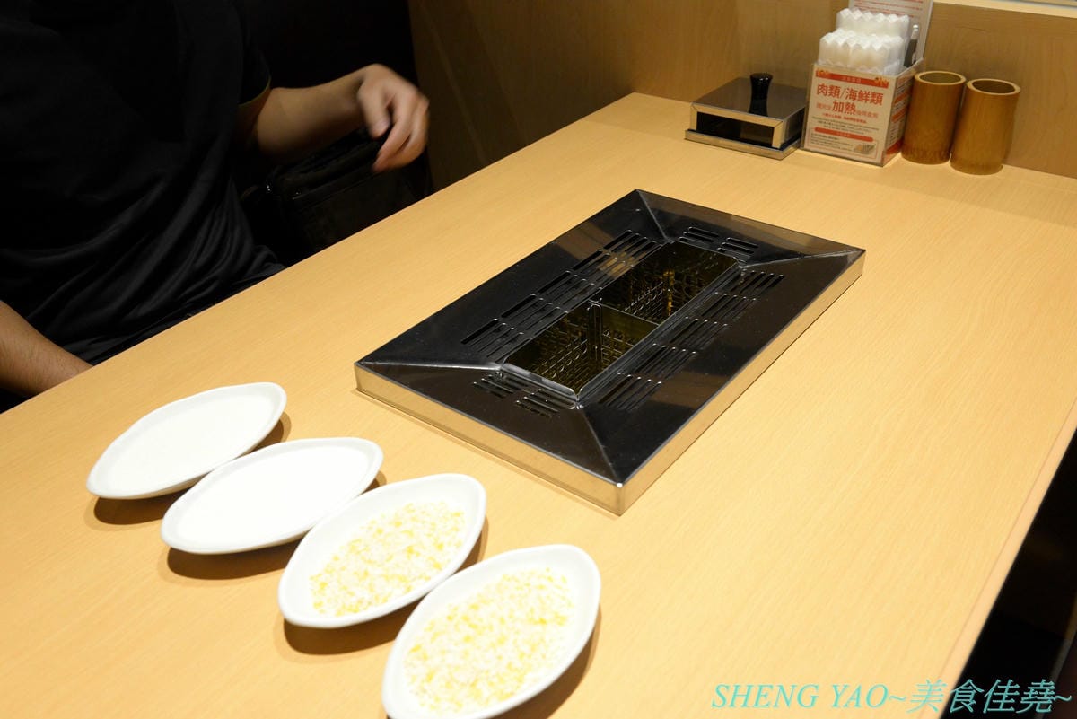 [台中梧棲]串家物語 台中港店 – 來自大阪的人氣串炸店,台灣第二家分店,主打肉品、海鮮、蔬菜等30種串炸吃到飽,自己動手炸挺有樂趣的,店內自助吧也很有水準,吃完衣服沒有油煙味很神奇。