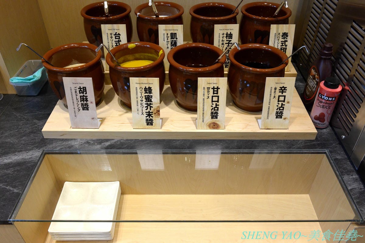 [台中梧棲]串家物語 台中港店 – 來自大阪的人氣串炸店,台灣第二家分店,主打肉品、海鮮、蔬菜等30種串炸吃到飽,自己動手炸挺有樂趣的,店內自助吧也很有水準,吃完衣服沒有油煙味很神奇。