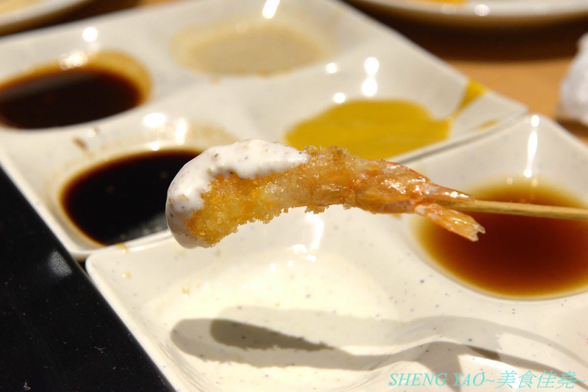 [台中梧棲]串家物語 台中港店 – 來自大阪的人氣串炸店,台灣第二家分店,主打肉品、海鮮、蔬菜等30種串炸吃到飽,自己動手炸挺有樂趣的,店內自助吧也很有水準,吃完衣服沒有油煙味很神奇。