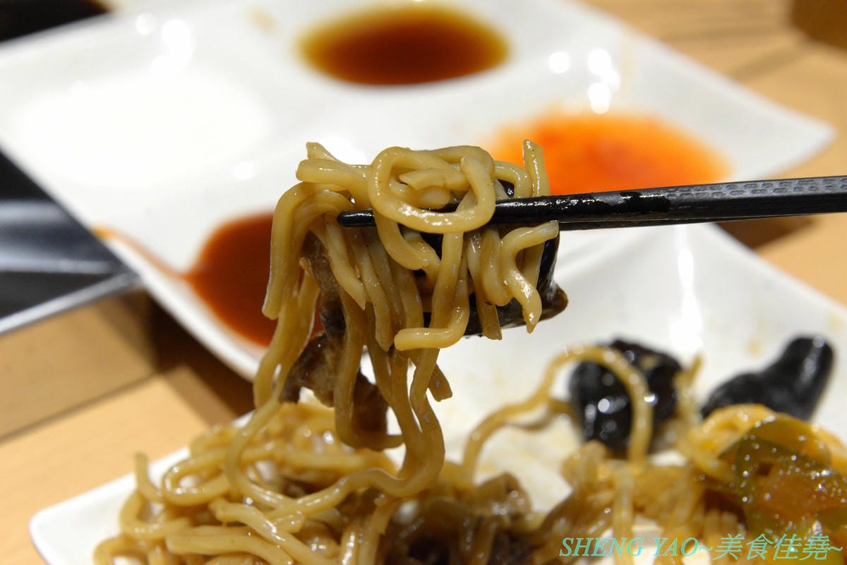 [台中梧棲]串家物語 台中港店 – 來自大阪的人氣串炸店,台灣第二家分店,主打肉品、海鮮、蔬菜等30種串炸吃到飽,自己動手炸挺有樂趣的,店內自助吧也很有水準,吃完衣服沒有油煙味很神奇。