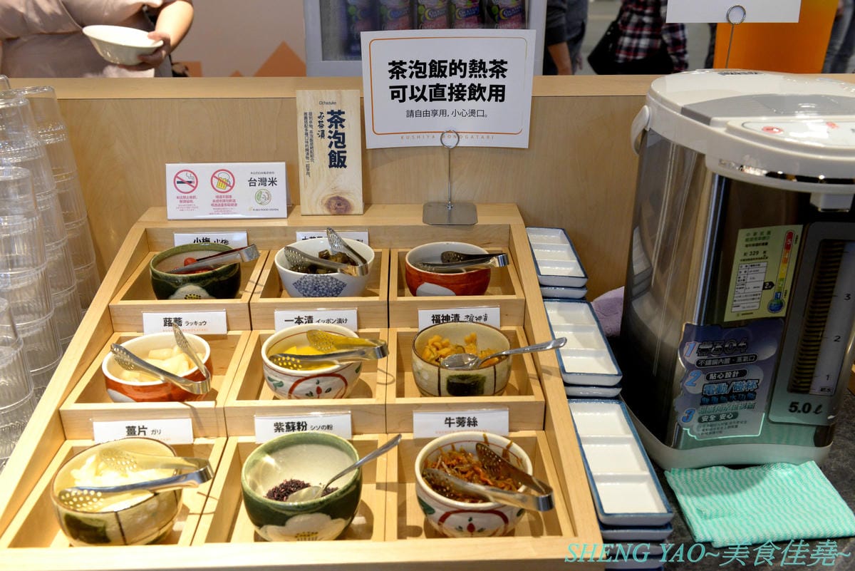 [台中梧棲]串家物語 台中港店 – 來自大阪的人氣串炸店,台灣第二家分店,主打肉品、海鮮、蔬菜等30種串炸吃到飽,自己動手炸挺有樂趣的,店內自助吧也很有水準,吃完衣服沒有油煙味很神奇。