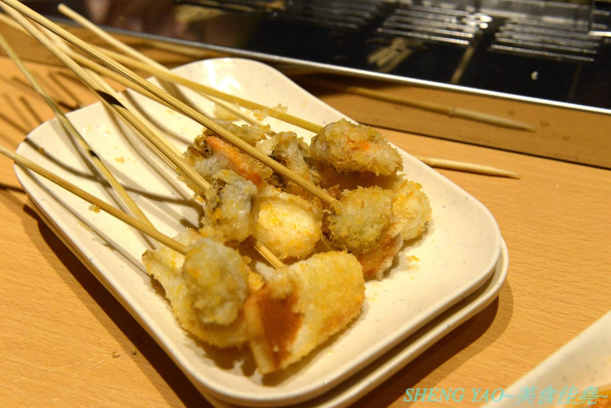 [台中梧棲]串家物語 台中港店 – 來自大阪的人氣串炸店,台灣第二家分店,主打肉品、海鮮、蔬菜等30種串炸吃到飽,自己動手炸挺有樂趣的,店內自助吧也很有水準,吃完衣服沒有油煙味很神奇。