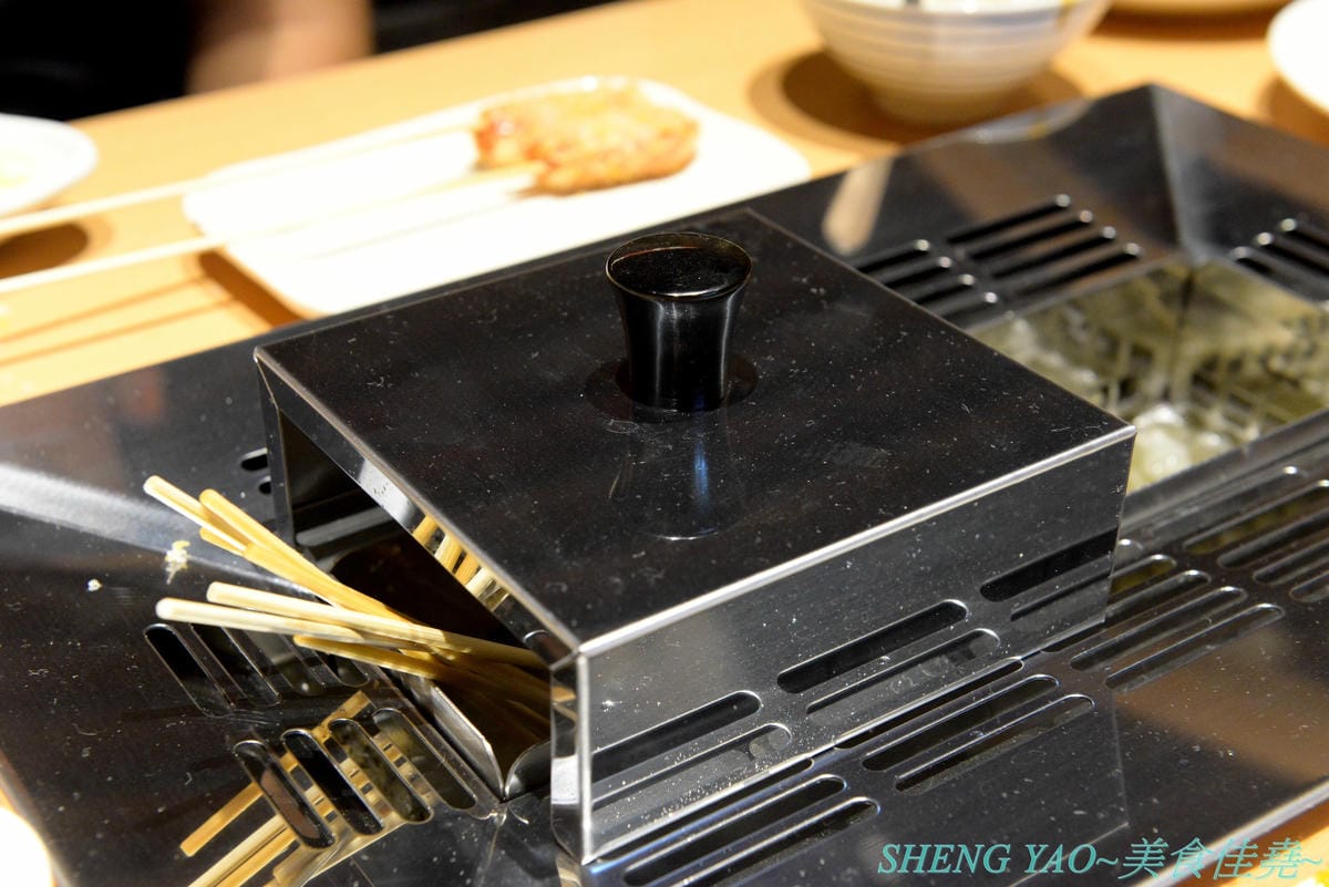 [台中梧棲]串家物語 台中港店 – 來自大阪的人氣串炸店,台灣第二家分店,主打肉品、海鮮、蔬菜等30種串炸吃到飽,自己動手炸挺有樂趣的,店內自助吧也很有水準,吃完衣服沒有油煙味很神奇。