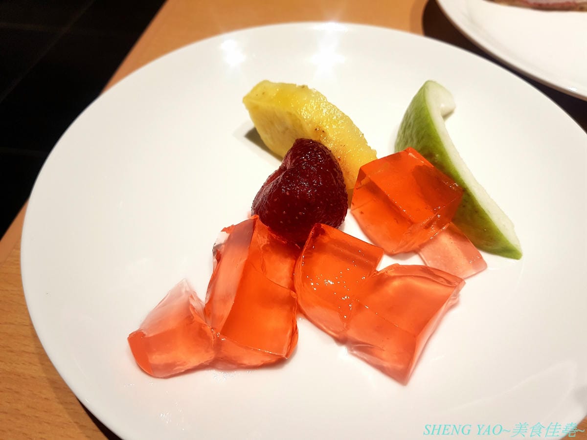 [台中梧棲]串家物語 台中港店 – 來自大阪的人氣串炸店,台灣第二家分店,主打肉品、海鮮、蔬菜等30種串炸吃到飽,自己動手炸挺有樂趣的,店內自助吧也很有水準,吃完衣服沒有油煙味很神奇。