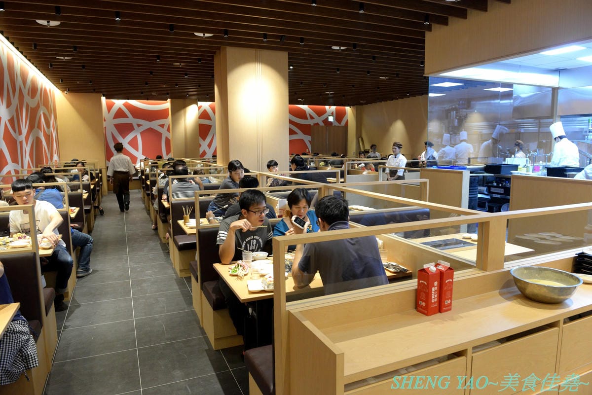 [台中梧棲]串家物語 台中港店 – 來自大阪的人氣串炸店,台灣第二家分店,主打肉品、海鮮、蔬菜等30種串炸吃到飽,自己動手炸挺有樂趣的,店內自助吧也很有水準,吃完衣服沒有油煙味很神奇。