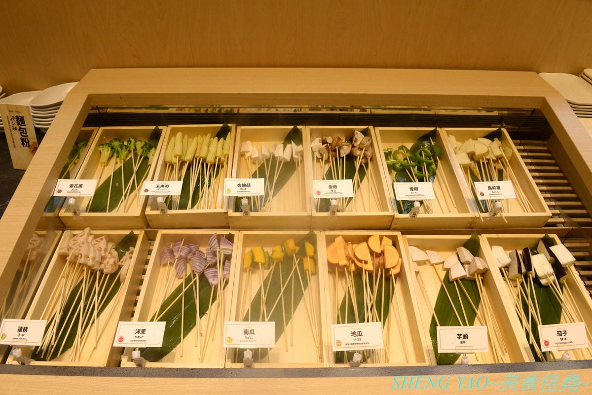 [台中梧棲]串家物語 台中港店 – 來自大阪的人氣串炸店,台灣第二家分店,主打肉品、海鮮、蔬菜等30種串炸吃到飽,自己動手炸挺有樂趣的,店內自助吧也很有水準,吃完衣服沒有油煙味很神奇。