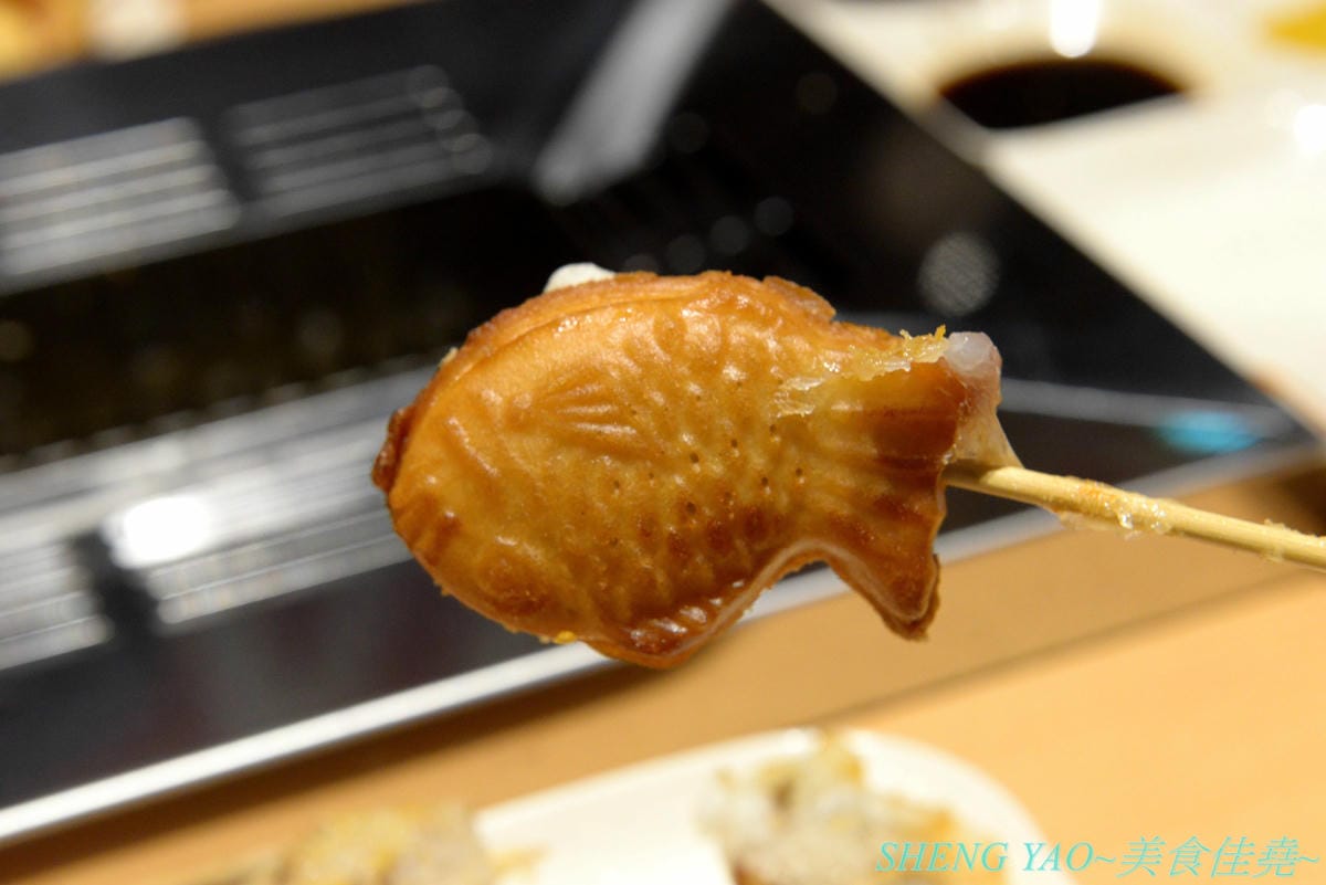 [台中梧棲]串家物語 台中港店 – 來自大阪的人氣串炸店,台灣第二家分店,主打肉品、海鮮、蔬菜等30種串炸吃到飽,自己動手炸挺有樂趣的,店內自助吧也很有水準,吃完衣服沒有油煙味很神奇。