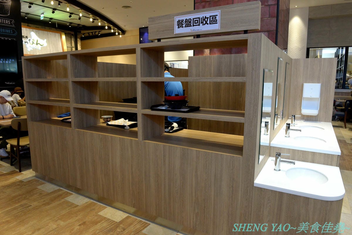 [台中梧棲]五之神水產 台中港店- 東京新宿知名拉麵店”五之神製作所”的台灣二號店,以水產為店名,主打魚、蝦、干貝等海鮮湯頭拉麵,台灣限定濃厚石斑拉麵推薦必點,價位不貴,開在OUTLET內感覺相