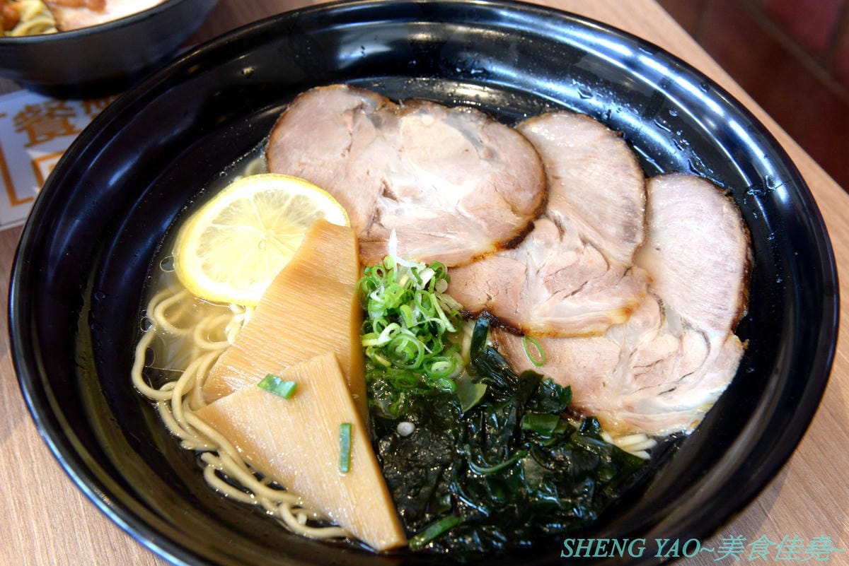 [台中梧棲]五之神水產 台中港店- 東京新宿知名拉麵店”五之神製作所”的台灣二號店,以水產為店名,主打魚、蝦、干貝等海鮮湯頭拉麵,台灣限定濃厚石斑拉麵推薦必點,價位不貴,開在OUTLET內感覺相