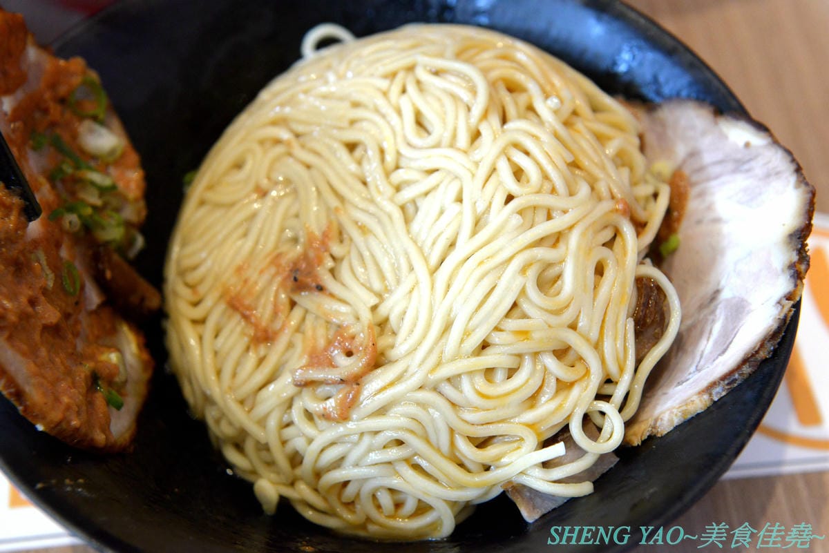 [台中梧棲]五之神水產 台中港店- 東京新宿知名拉麵店”五之神製作所”的台灣二號店,以水產為店名,主打魚、蝦、干貝等海鮮湯頭拉麵,台灣限定濃厚石斑拉麵推薦必點,價位不貴,開在OUTLET內感覺相
