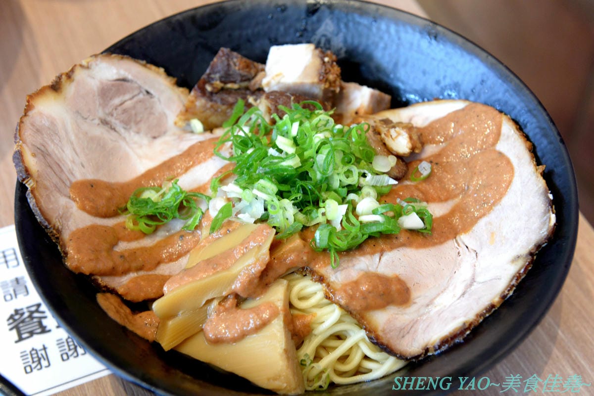 [台中梧棲]五之神水產 台中港店- 東京新宿知名拉麵店”五之神製作所”的台灣二號店,以水產為店名,主打魚、蝦、干貝等海鮮湯頭拉麵,台灣限定濃厚石斑拉麵推薦必點,價位不貴,開在OUTLET內感覺相