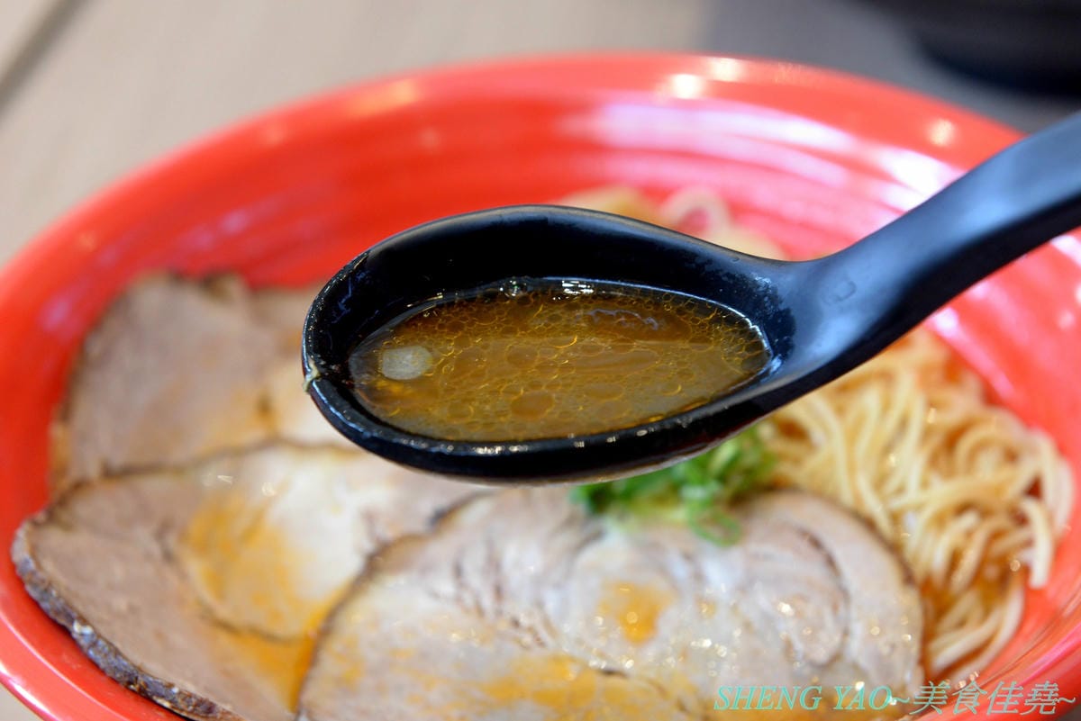 [台中梧棲]五之神水產 台中港店- 東京新宿知名拉麵店”五之神製作所”的台灣二號店,以水產為店名,主打魚、蝦、干貝等海鮮湯頭拉麵,台灣限定濃厚石斑拉麵推薦必點,價位不貴,開在OUTLET內感覺相