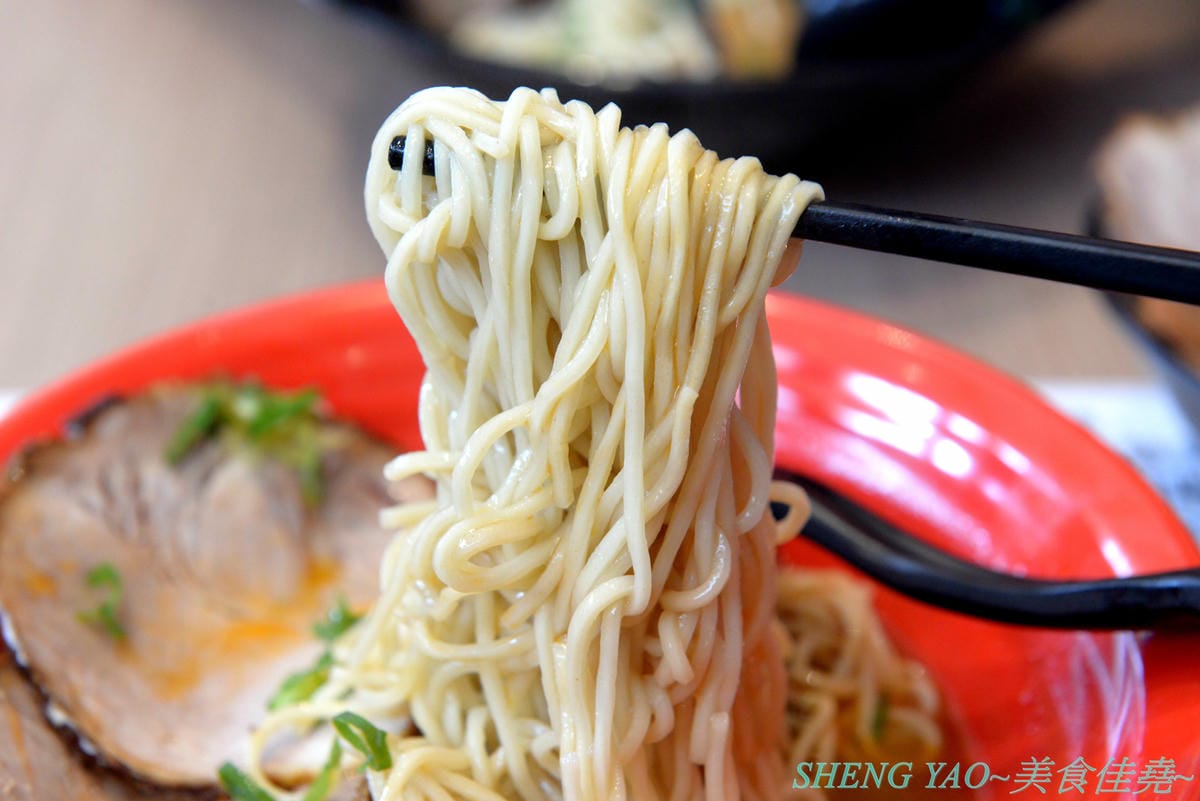 [台中梧棲]五之神水產 台中港店- 東京新宿知名拉麵店”五之神製作所”的台灣二號店,以水產為店名,主打魚、蝦、干貝等海鮮湯頭拉麵,台灣限定濃厚石斑拉麵推薦必點,價位不貴,開在OUTLET內感覺相