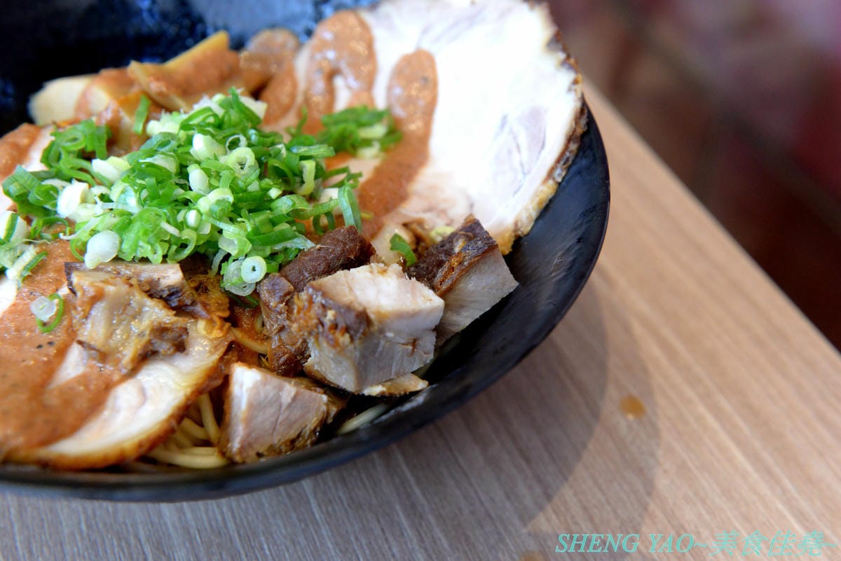 [台中梧棲]五之神水產 台中港店- 東京新宿知名拉麵店”五之神製作所”的台灣二號店,以水產為店名,主打魚、蝦、干貝等海鮮湯頭拉麵,台灣限定濃厚石斑拉麵推薦必點,價位不貴,開在OUTLET內感覺相