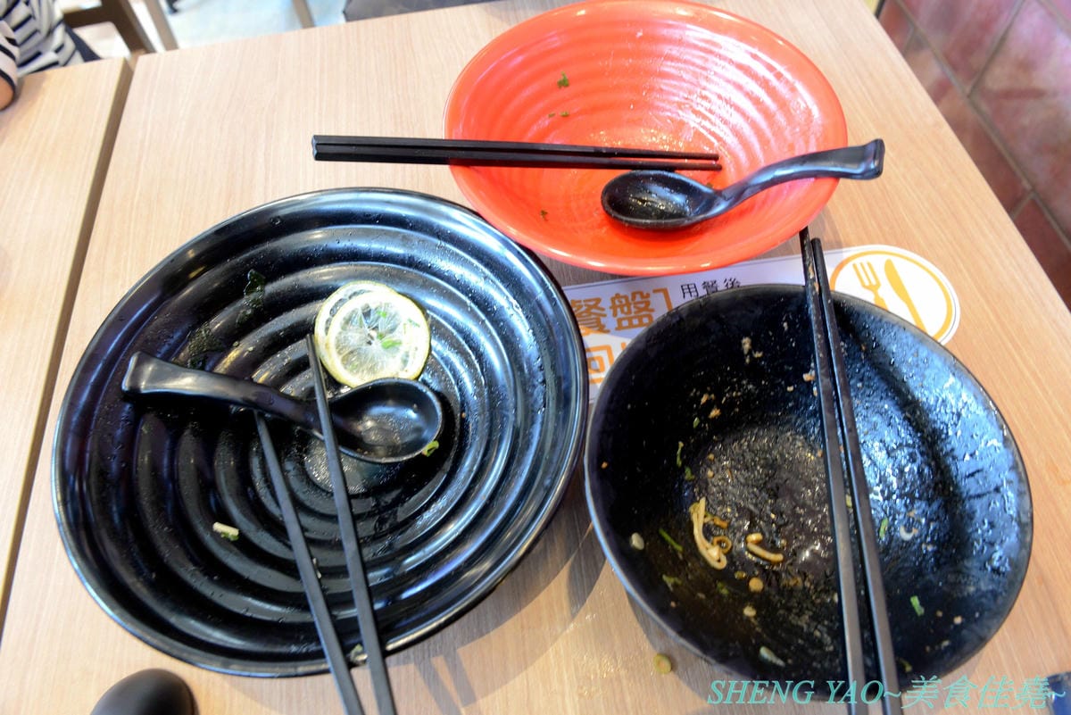 [台中梧棲]五之神水產 台中港店- 東京新宿知名拉麵店”五之神製作所”的台灣二號店,以水產為店名,主打魚、蝦、干貝等海鮮湯頭拉麵,台灣限定濃厚石斑拉麵推薦必點,價位不貴,開在OUTLET內感覺相