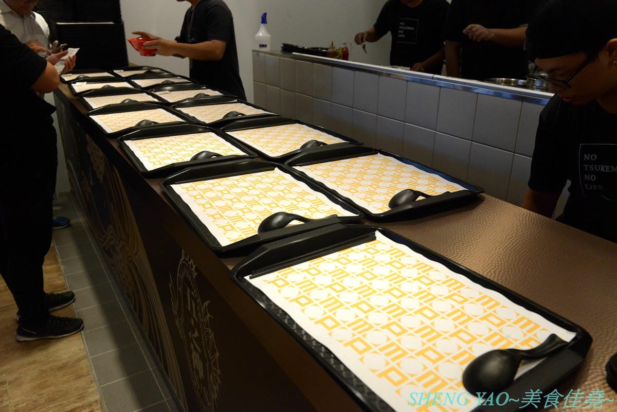 [台中梧棲]五之神水產 台中港店- 東京新宿知名拉麵店”五之神製作所”的台灣二號店,以水產為店名,主打魚、蝦、干貝等海鮮湯頭拉麵,台灣限定濃厚石斑拉麵推薦必點,價位不貴,開在OUTLET內感覺相