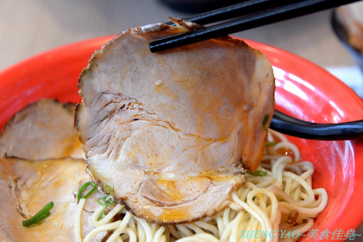 [台中梧棲]五之神水產 台中港店- 東京新宿知名拉麵店”五之神製作所”的台灣二號店,以水產為店名,主打魚、蝦、干貝等海鮮湯頭拉麵,台灣限定濃厚石斑拉麵推薦必點,價位不貴,開在OUTLET內感覺相