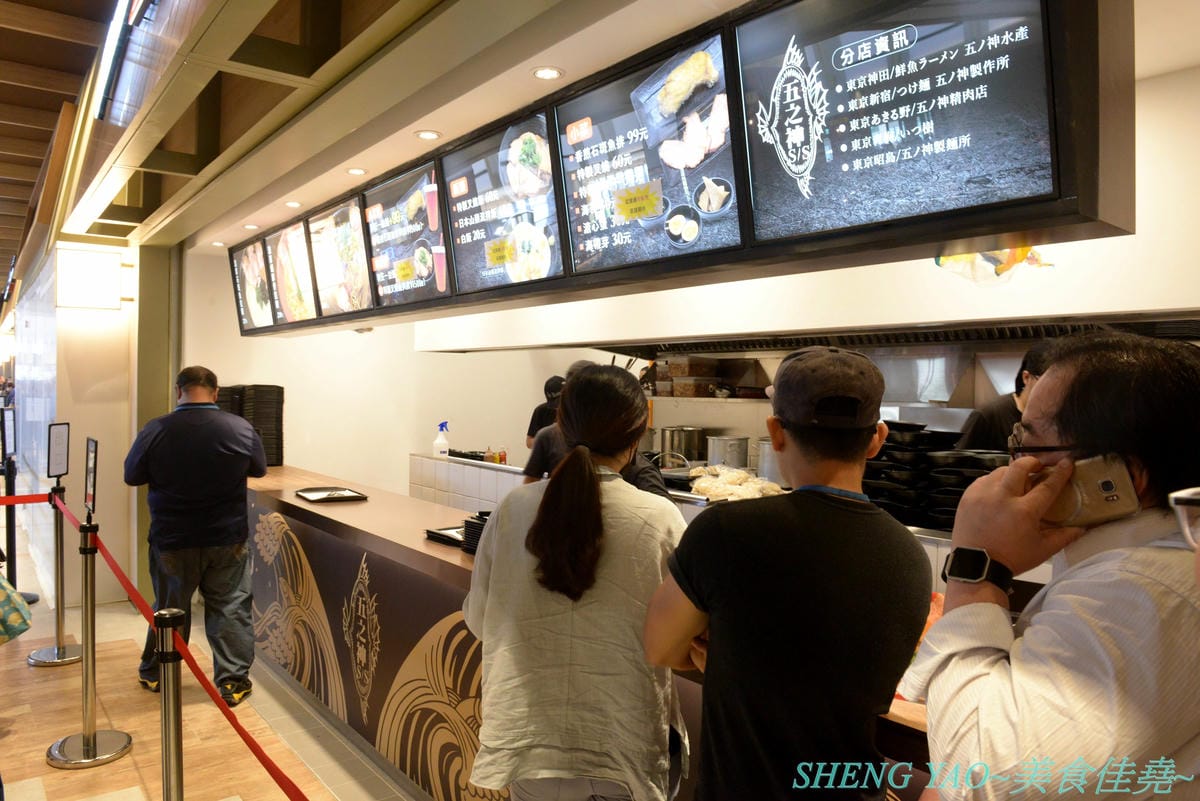 [台中梧棲]五之神水產 台中港店- 東京新宿知名拉麵店”五之神製作所”的台灣二號店,以水產為店名,主打魚、蝦、干貝等海鮮湯頭拉麵,台灣限定濃厚石斑拉麵推薦必點,價位不貴,開在OUTLET內感覺相