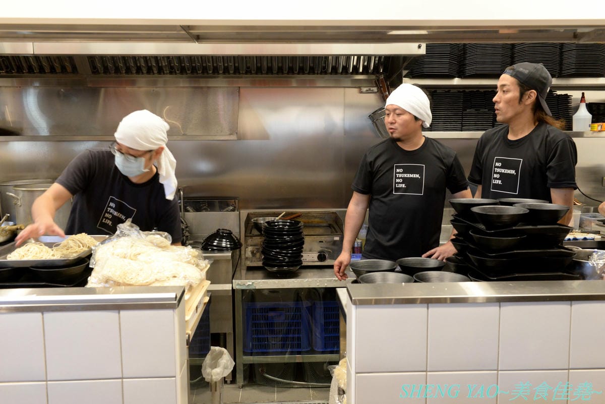 [台中梧棲]五之神水產 台中港店- 東京新宿知名拉麵店”五之神製作所”的台灣二號店,以水產為店名,主打魚、蝦、干貝等海鮮湯頭拉麵,台灣限定濃厚石斑拉麵推薦必點,價位不貴,開在OUTLET內感覺相