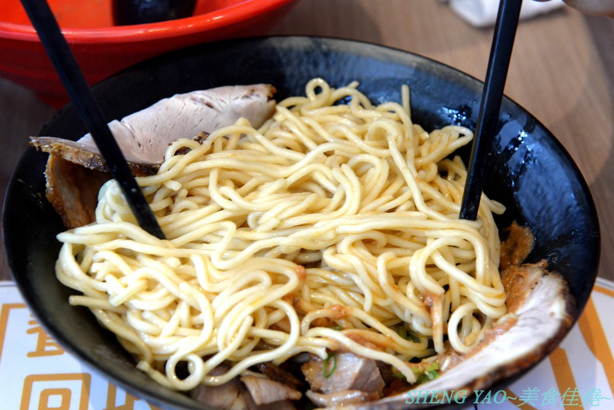 [台中梧棲]五之神水產 台中港店- 東京新宿知名拉麵店”五之神製作所”的台灣二號店,以水產為店名,主打魚、蝦、干貝等海鮮湯頭拉麵,台灣限定濃厚石斑拉麵推薦必點,價位不貴,開在OUTLET內感覺相